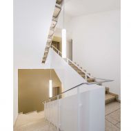 TAKE PLUS Lange Pendelleuchte Vertical abgehngte Leuchten im Treppenhaus.