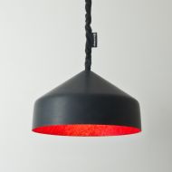 CYRCUS LAVAGNA pendant light in slate Rote Innenfarbe.