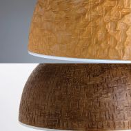 TICK Skulpturale Pendelleuchte aus Holz Die Oberflche des Kieferholzschirms in hell und dunkle.