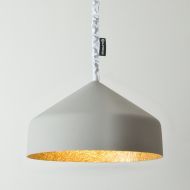 CYRCUS CEMENTO Hngeleuchte in Zement Goldene Innenfarbe.