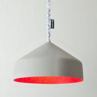 CYRCUS CEMENTO Hngeleuchte in Zement Rote Innenfarbe.