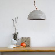 SPHERAS Beton Hngeleuchte in Halbkugelform Das Material Beton pat gut zu natrlichen Materialien.