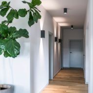 ORTHO Zweiflammige Beton-Wandleuchte Beton Wandlampen im Bro Flur.