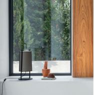 MACAO Schlichte Tischleuchte mit Stoffschirm in Wei oder Beige mit schwarzem Netz Geschmackvolle Design-Stehlampe in Schwarz.