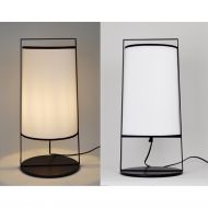 MACAO Schlichte Tischleuchte mit Stoffschirm in Wei oder Beige mit schwarzem Netz Kleine Stoffschirmlampe beleuchtet und ausgeschalten.