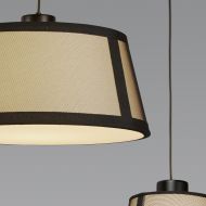 ILLY Schwarze Pendelleuchte mit Textilschirm Detail des Lampenschirms mit Gitterstruktur.