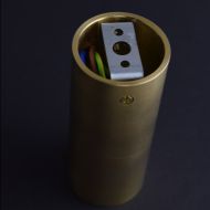 TUBE Deckenspot oder Wandstrahler aus Messing Einfach Montage durch versteckten Steg in der Halterung.