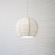SANGHA Leuchte aus Rattan Lichtspiel der Pendelleuchte. Hier in wei mit 40 cm Durchmesser.