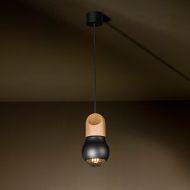 KALEBAS Design Pendelleuchte mit Eichenholz Starker Akzent: Schwarzer Lampenschirm und helles Holz.