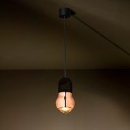 KALEBAS Design Pendelleuchte mit Eichenholz Dunkle Variante mit der Lampenhalterung in Eiche schwarz.