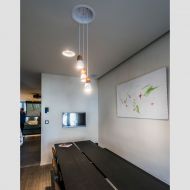 KALEBAS Design Pendelleuchte mit Eichenholz Als 3er Leuchten-Kaskade gehngte Variante in wei.