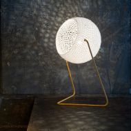 TRAMA T ONE Tischleuchte Kollektion TRAME Schattenspiel bei Beleuchtung.