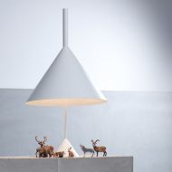 FUNNEL Tischleuchte mit beweglichem Metallschirm in Trichterform Gerade zu engen Lichtabstrahlung.