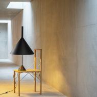 FUNNEL Tischleuchte mit beweglichem Metallschirm in Trichterform Atmosphrisches Licht. Farbvariante schwarz