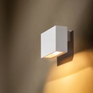 BOA SINGLE Indirekte LED Wandleuchte Strenge Wandleuchte in Schwarz oder Wei. Licht nach oben oder untern.