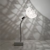 TRAMA TWO table lamp TRAME collection Schattenspiel des Hkel-Schirms.