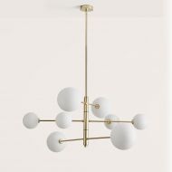 ATOM Minimalistischer Kronleuchter mit Kugelglas Atom-Kronleuchter hier mit matt-goldener Oberflche und Opal-Kugeln.