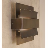 WINGS Design-Wandleuchte Seitliche Ansicht: aufgef�cherte Lamellen.