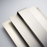 ALETA Lange LED Wandleucht in Wei, Messing, Zinn oder Bronze Schne Rundungen und edle Oberflchen, hier in Zinn.