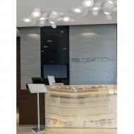 MICKEY Innovative Design Deckenleuchte Auergewhnliche Designleuchte, hier zur Beleuchtung an der Hotel Rezeption.