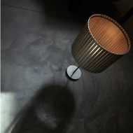 LUZ OCULTA WOOD aufwndige Stehleuchte mit Holzverblendung Ausdrucksstarke Stehleuchte mit Holzlamellen.