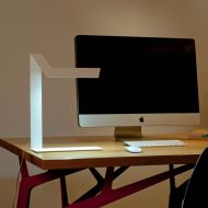 PLI LED table lamp made of folded sheet aluminum in white or black Cooles Design fr den Arbeitsplatz.