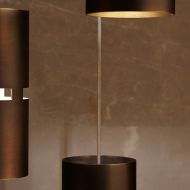 LUZ OCULTA METAL Zylindrische Pendelleuchte aus Messing oder Bronze Lichtaustritt nach vorrangig unten und seitlich.