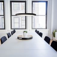 BILANCELLA Flache, runde LED Hngeleuchte Energiesparende und Leistungsstarke Beleuchtung von Konferenztischen.