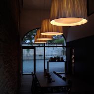 DRESS M Pendelleuchte mit Satin-Schirm Imposante Designleuchte fr Restaurants.