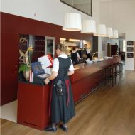 DRESS M Pendelleuchte mit Satin-Schirm In Reihe gehngt wirken die Leuchten extra stark.