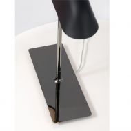 BUTTERFLY Elegant desk lamp with elongated metal shade Lampenfu in schwarzchrom glnzend.