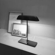 BUTTERFLY Elegant desk lamp with elongated metal shade Nach unten gerichtetes Licht zur blendfreien Beleuchtung.