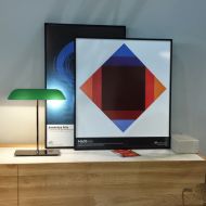 BUTTERFLY Elegant desk lamp with elongated metal shade Elegante Tischleuchte mit grnem Schirm (banker lamp).