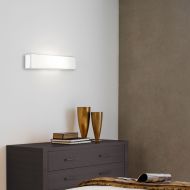 MONOBLOQUE elegant white wall light made of wire and fabric Lichtwirkung im Wohnraum.