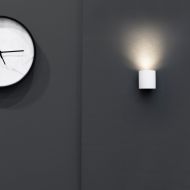 HUG Wandspot aus keramischen Material Kleine, wei�e Wandleuchte. Up light.