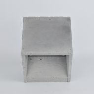 BUCI wall light made of lightweight concrete Monolithisches Design der Beton-Wandleuchte.