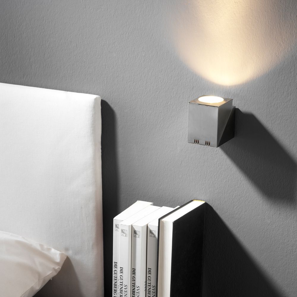 Beweglicher Deckenspot in kubischer Form, dreh- und neigbar