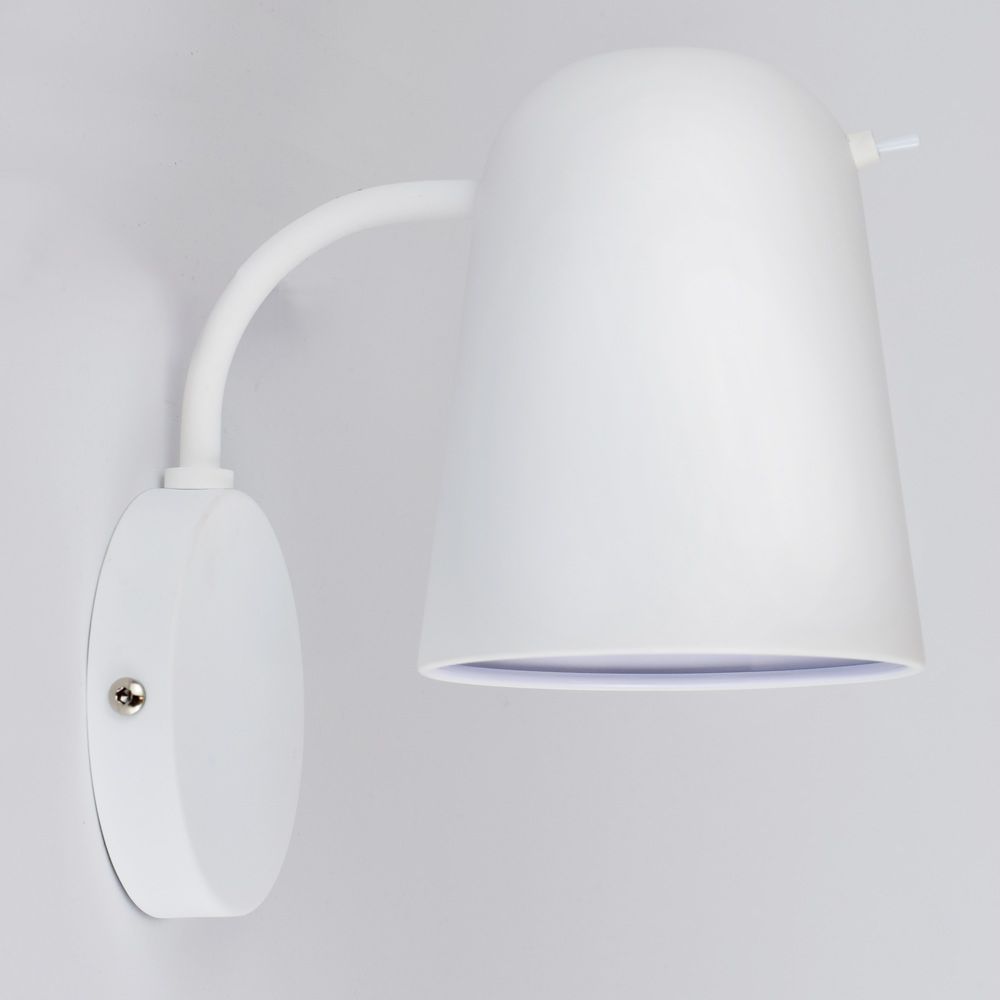 Moderne Wandleuchte mit Kippschalter am Schirm