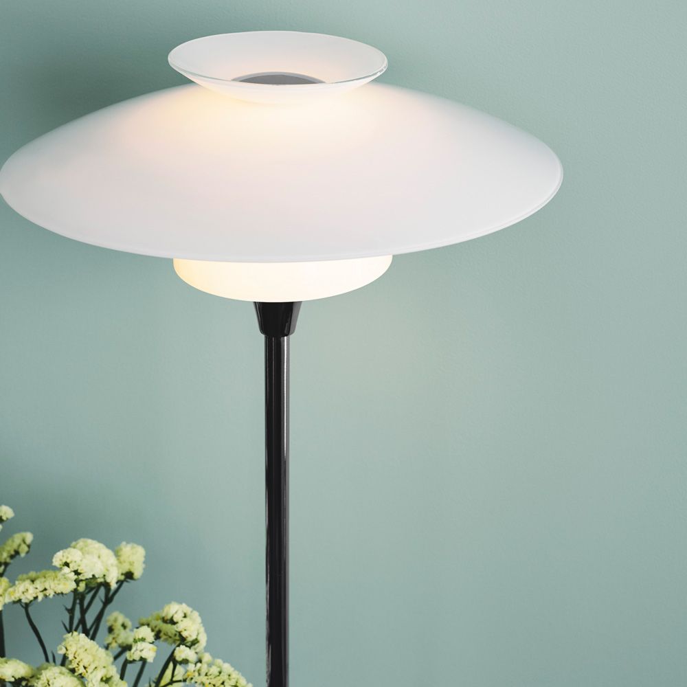 Stehlampe im skandinavischem Design mit Glasschirm