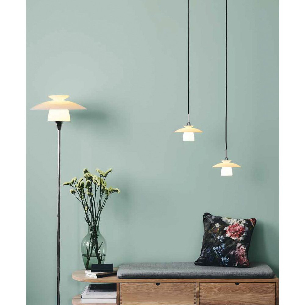 Stehlampe im skandinavischem Design mit Glasschirm