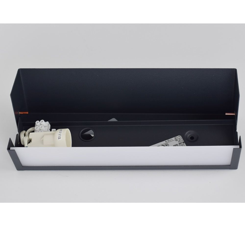 Längliche Wandleuchte mit Lichtaustritt nach unten in Grau