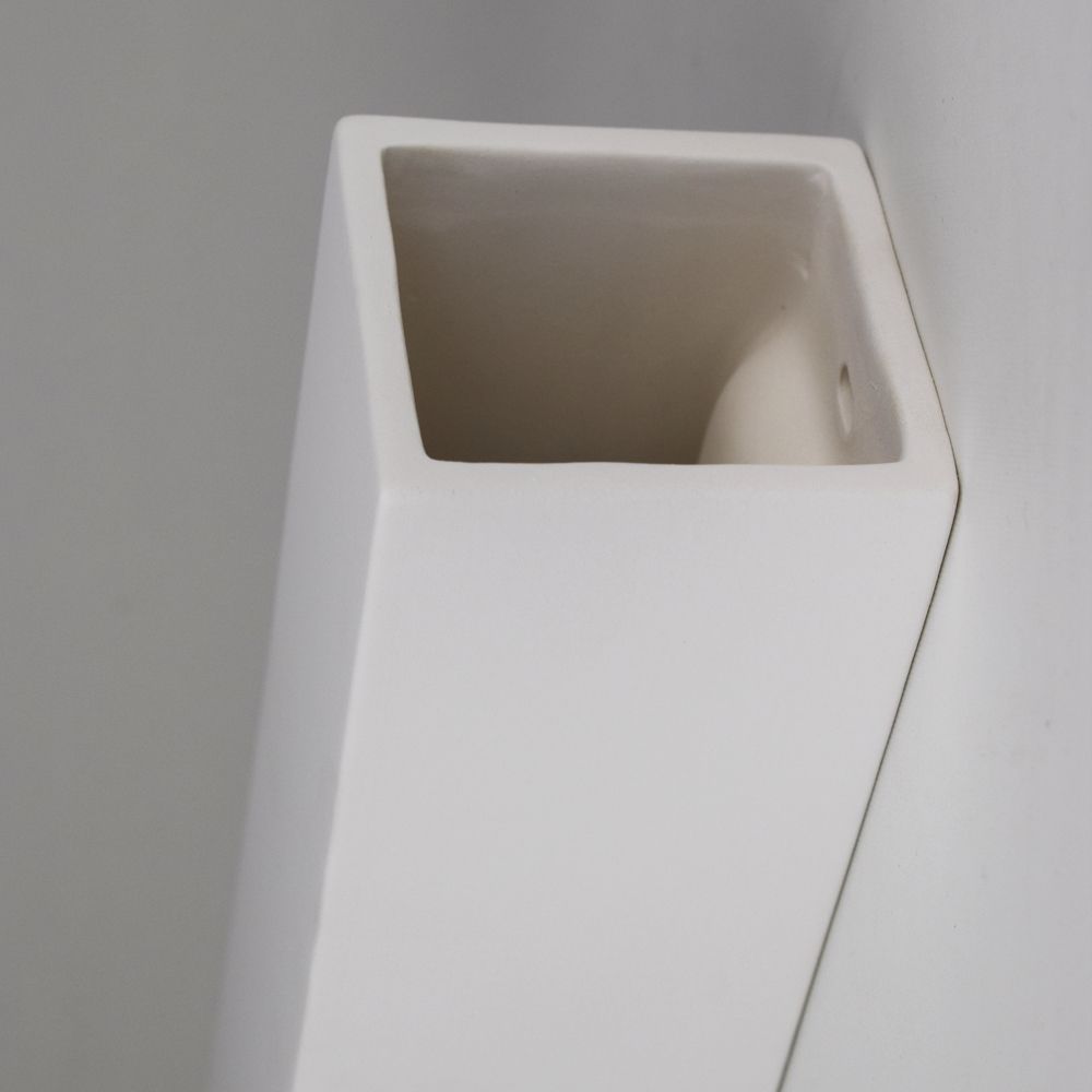 Up&Down Wandfluter aus schlicht-weißer Keramik