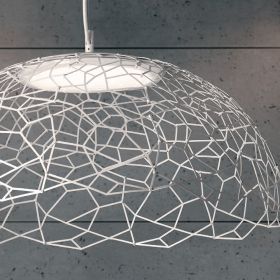 NASSA Groe, filigran durchbrochene Hngeleuchte Netzartig umspannt der Lampenschirm die Lichtquelle.