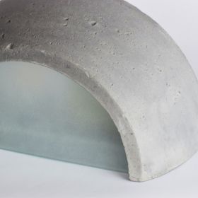 SOFFA Halbrunde Wandleuchte aus Leichtbeton Satinierte Glas-Blende untern.