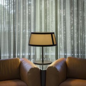 TILLY Black table lamp with beige textile shade Tolle Tischleuchte fr die Lounge.