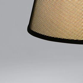 TILLY Schwarze Wandleuchte mit beigem Textilschirm Detail des Lampenschirms mit Gitterstruktur.