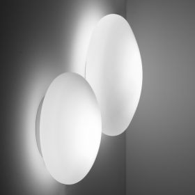 JOON Italienische Wandleuchte mit flachem Opalglas Schne, italienische Wandleuchte in drei Gren.