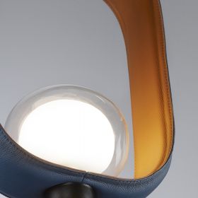 PHILIPA Italienische Wandleuchte mit Glaskugel platziert in Stahlrahmen Optional mit Lederbezug Beige und Blau.