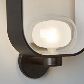 PHILIPA Italienische Wandleuchte mit Glaskugel platziert in Stahlrahmen Dekorative Glaskugel mit satiniertem Innenschirm.