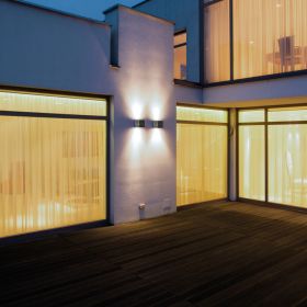 LAUSANNE Auenwandleuchte mit Up&Down Licht Schlichte, doch markante Auenleuchte mit Lichtaustritt oben und unten.